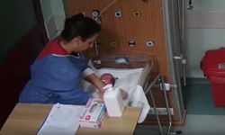 Kahramanmaraş’ta, hemşirenin başka bir bebeği daha darbettiği görüntüler ortaya çıktı