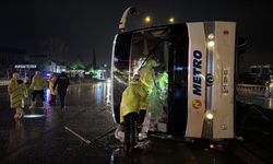 Yolcu otobüsü devrildi, 7 kişi yaralandı