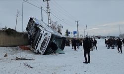 Yolcu otobüsü devrildi: 16 yaralı