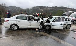 İki otomobilin çarpıştığı kazada 7 kişi hayatını kaybetti