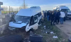 İşçileri taşıyan minibüs, bahçe duvarına çarptı: 10 yaralı