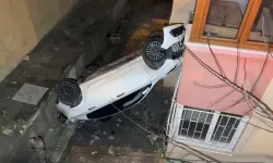Otomobil 8 metre yüksekten bina boşluğuna düştü!
