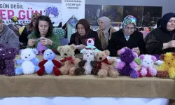 İlmek ilmek sevgi; kadınlar örüyor, çocuklar gülüyor