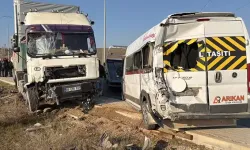 TIR, 4 araca çarptı; 12 yaralı
