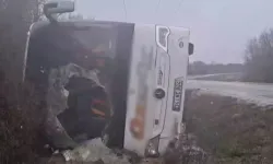 Polisleri taşıyan midibüs devrildi: 3 polis yaralı