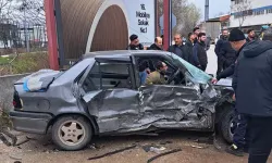 Kamyonet ile otomobil çarpıştı; 2'si bebek 9 yaralı