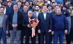 40 yıllık öğretmen duygusal törenle emekliye uğurlandı