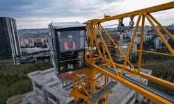 20 yaşındaki kule vinç operatörü, ekmeğini gökyüzünde kazanıyor!