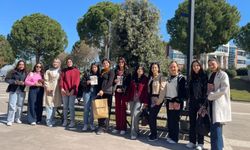 Öğrenciler Kadınlar Günü’nde gül şeklinde mum dağıttı