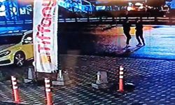 Eşiyle yürüdüğü sırada tanımadığı kişi tarafından bıçaklandı