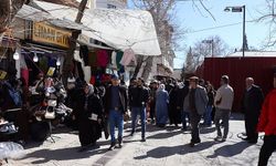 Güneşli havayı fırsat bilen Kahramanmaraşlı vatandaşlar çarşıya akın etti