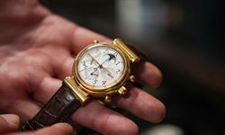 Hassas ameliyatlara saat tamir ederek hazırlanıyor