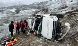 Hasta taşıyan ambulans, uçuruma yuvarlandı: 1 ölü, 4 yaralı
