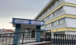 Ayser Çalık Ortaokulu'nun tabelası, yeni binaya asıldı