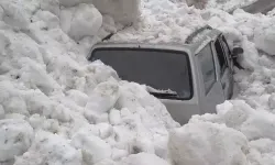 Üzerine çığ düşen araçtan kendi imkanlarıyla çıktılar