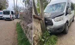 Öğrenci servis minibüsü direğe çarptı; 13 yaralı