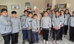 Depremde kaybettiği kızı ve damadı için kütüphane kurdu