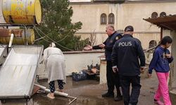 Kahramanmaraş'ta çatı katında mahsur kalan kediyi polis ve itfaiye kurtardı