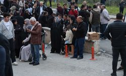 Yaralı öğrencilerin ailelerinin hastane önündeki bekleyişi sürüyor