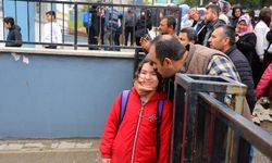 Saldırının gerçekleştiği okulun velileri çocuklarını öperek okula yolladı