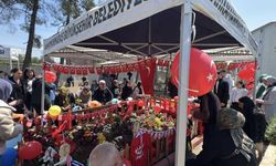 Okul saldırısında hayatını kaybeden çocukların mezarı Türk bayrakları ve balonlarla süslendi