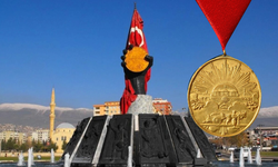 Kahramanmaraş İstiklal Madalyası’nın üzerindeki simgeler neyi anlatıyor?