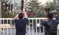 Kahramanmaraş'taki silahlı saldırının gerçekleştiği okula Türk bayrağı asıldı ve karanfil bırakıldı