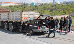 Kamyonun altına giren otomobildeki anne öldü, oğlu ağır yaralandı