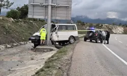 Minibüs, otomobile ve tabela direğine çarptı: 1 ölü