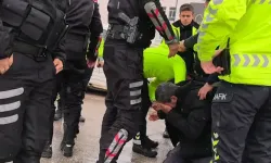 Polise direnen ehliyetsiz motosiklet sürücüsüne biber gazıyla müdahale