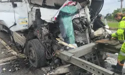 TIR, kırmızı ışıkta bekleyen tankere çarptı: 1 ölü