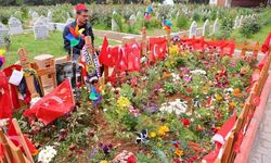 Okul saldırısında hayatını kaybeden çocukların ziyaretçileri eksik olmuyor