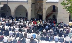 583 yıllık Ulu Cami'de cuma namazı
