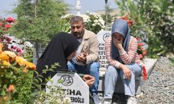 Deprem mezarlığında buruk anneler günü