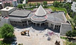 Kültürün Kalbi Yenileniyor: Necip Fazıl Kültür Merkezi Yıkılıyor