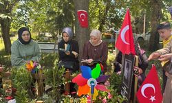 Kahramanmaraş'taki okul saldırısında ölen çocukların aileleri, 11 yaşındaki Yeşil'in Osmaniye'deki kabrini ziyaret etti