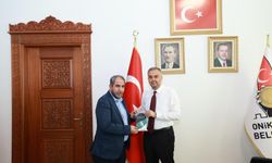 Başkan Sarı, Kitabını Başkan Toptaş’a Takdim Etti
