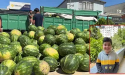 Hayırsever çiftçi bir kamyon karpuz bağışladı