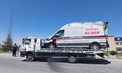 Ambulans ile otomobil çarpıştı: 3’ü sağlık çalışanı 5 yaralı
