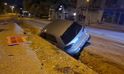 Kahramanmaraş'ta Otomobil Yol Çalışması Alanına Düştü