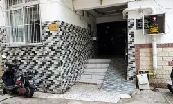 2 çocuğunun annesini çekiçle dövüp, bıçakla boğazını kesti