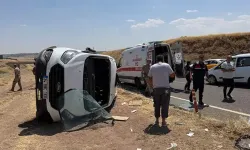 Öğrenci servisi ile otomobil çarpıştı: 19 yaralı