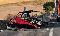 Çarpışan otomobillerden biri alev aldı: 1 ölü, 2 yaralı