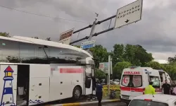 Yolcu otobüsü önce otomobile ardından direğe çarptı: 2'si ağır 30 yaralı