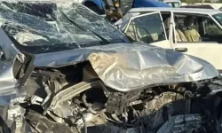 Otomobiller kafa kafaya çarpıştı: 1 ölü, 7 yaralı