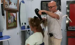 Emekli astsubay, kuaför dükkanını sanat atölyesine çevirdi