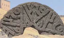 Selçuklu Mezarlığı'nda 'Hz. Muhammed'in ismi yer alan bezemeli taş bulundu