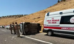 Hafif ticari araç takla attı; 2 çocuktan biri öldü diğeri yaralandı