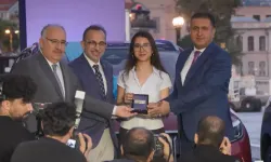 YKS'de Türkiye birincisi olan 3 öğrenciye Togg hediye edildi
