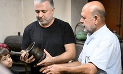 Kahramanmaraşlı bakırcı, yüzlerce yıllık bakır eşyaları işletmesinde sergiliyor